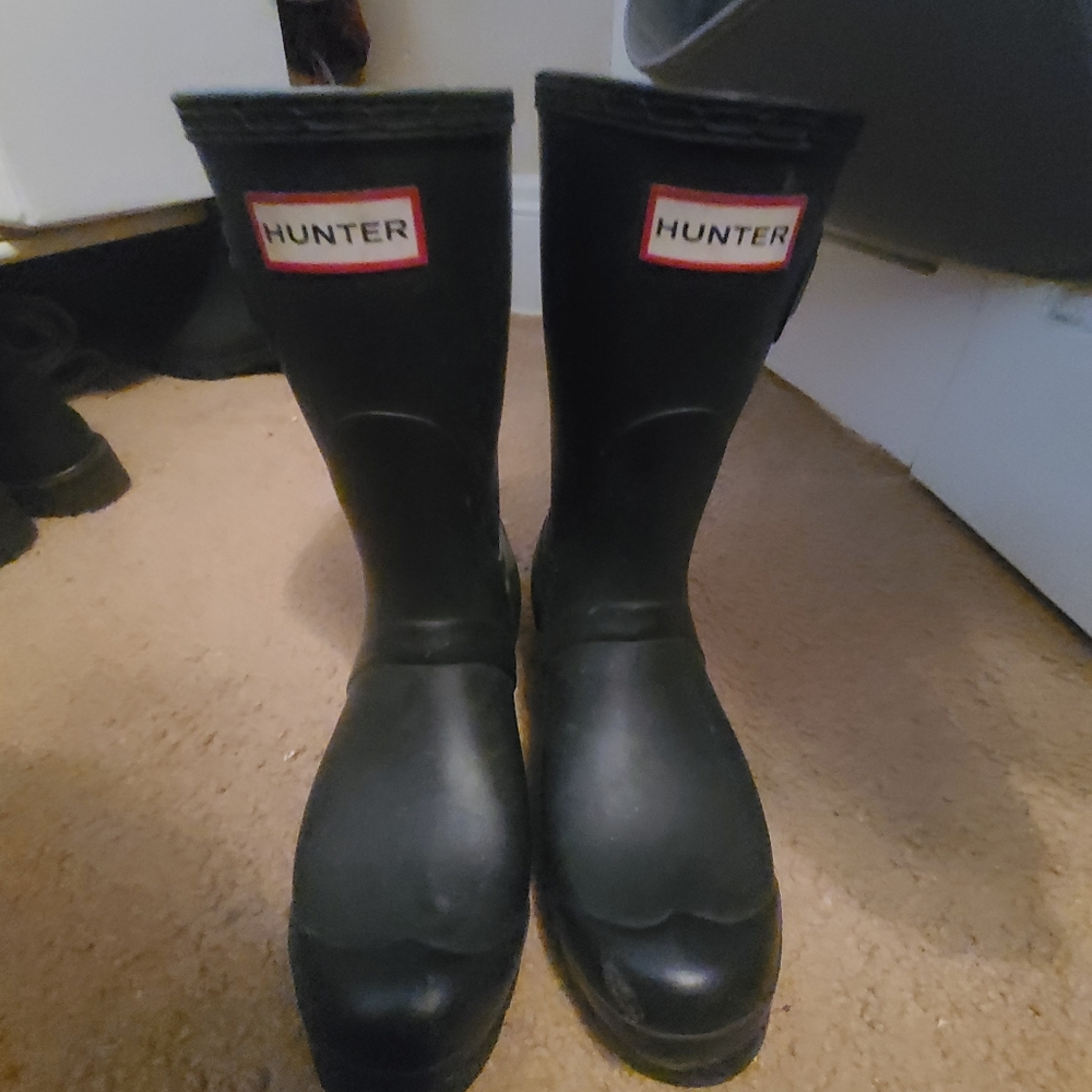 Black mid calf rain boot